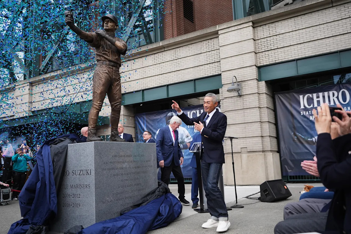 Ichiro Suzuki honorary statue unveiled by Mariners -- but with broken bat observed today