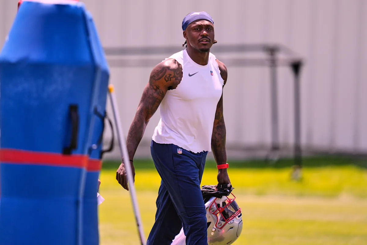 A.J. Brown reveals he's had Patriots rug in his house for years -- including while with Eagles observed today