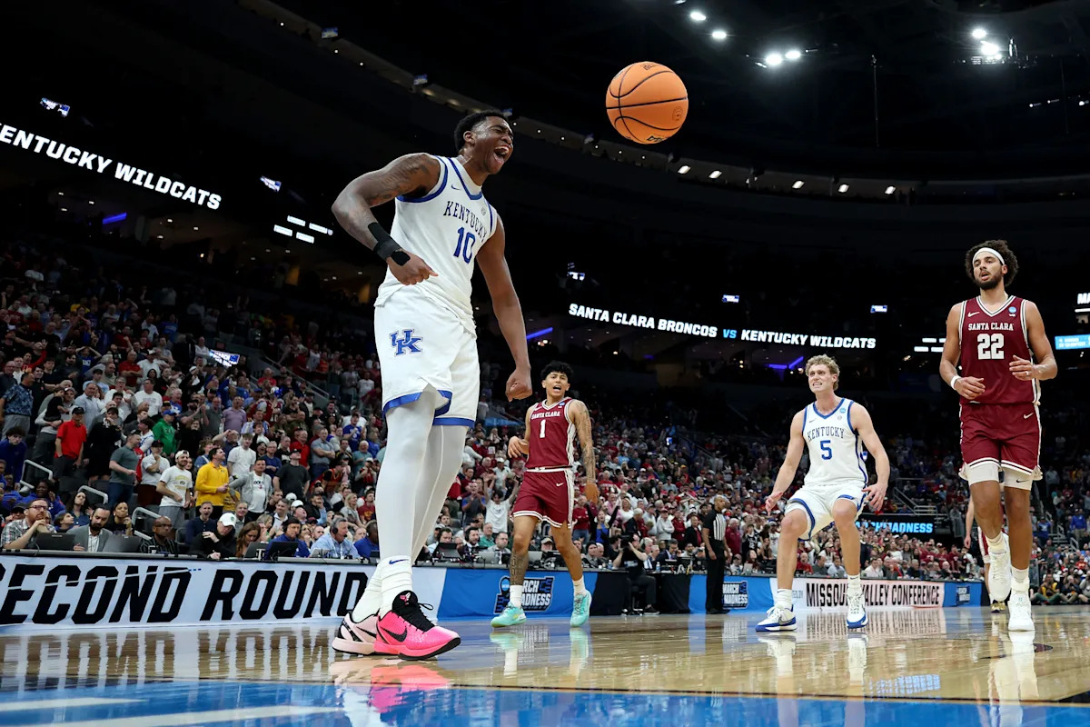 Very few perfect NCAA tournament men's brackets remain hits headlines